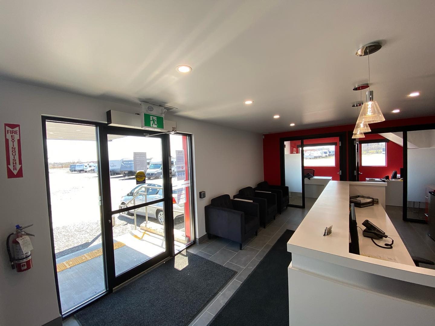 Client waiting area and service counter inside the new entry