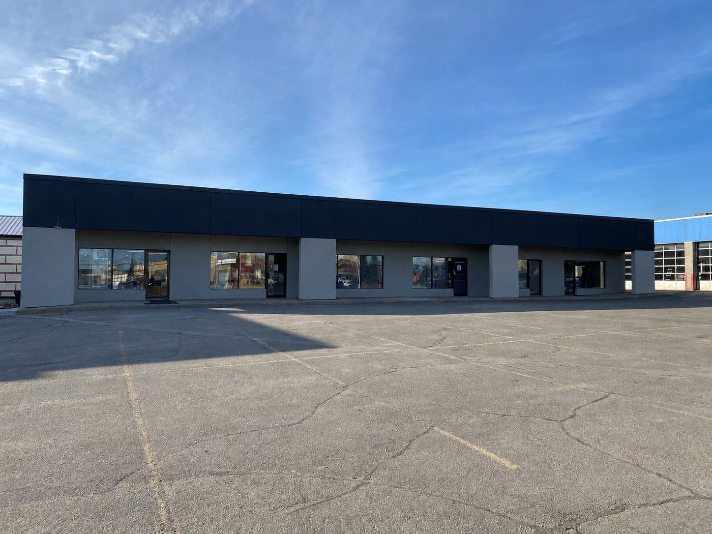 Renewed single-storey commercial plaza